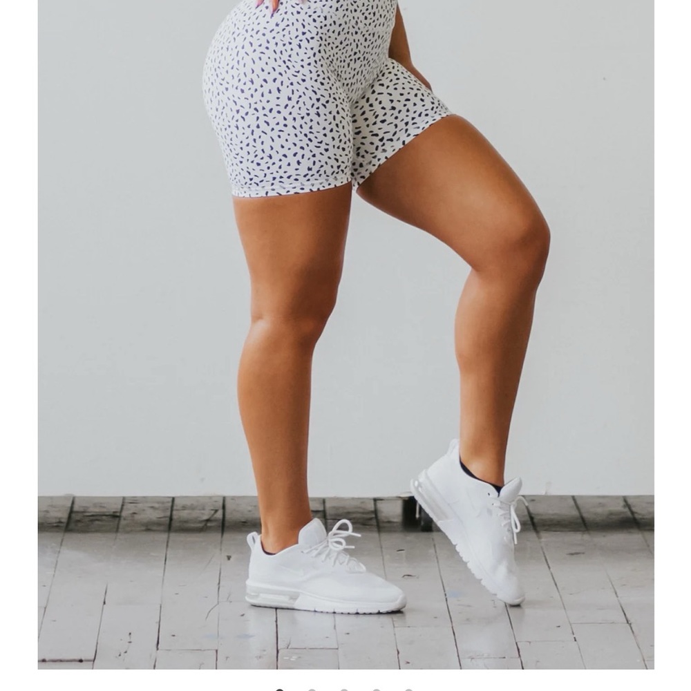 XL but runs small like MD/LG Astoria workout set